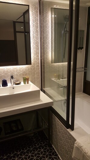 Quarto quádruplo luxo | Cofres nos quartos, escrivaninha, Wi-Fi de cortesia, roupa de cama