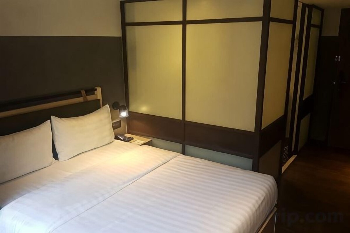 In-room safe, desk, WiFi (free), bed sheets