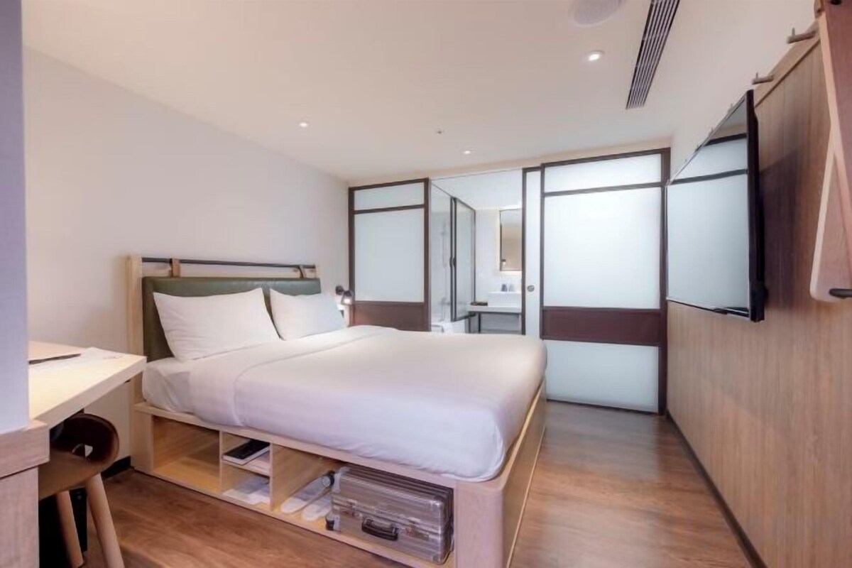 In-room safe, desk, WiFi (free), bed sheets