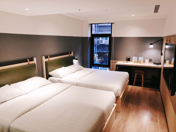 华丽四人房 | 客房内保险箱、办公桌、免费 WiFi、床单