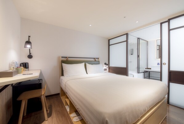 Standard Double Room, No Windows - City Suites - Main Station (Taipei)