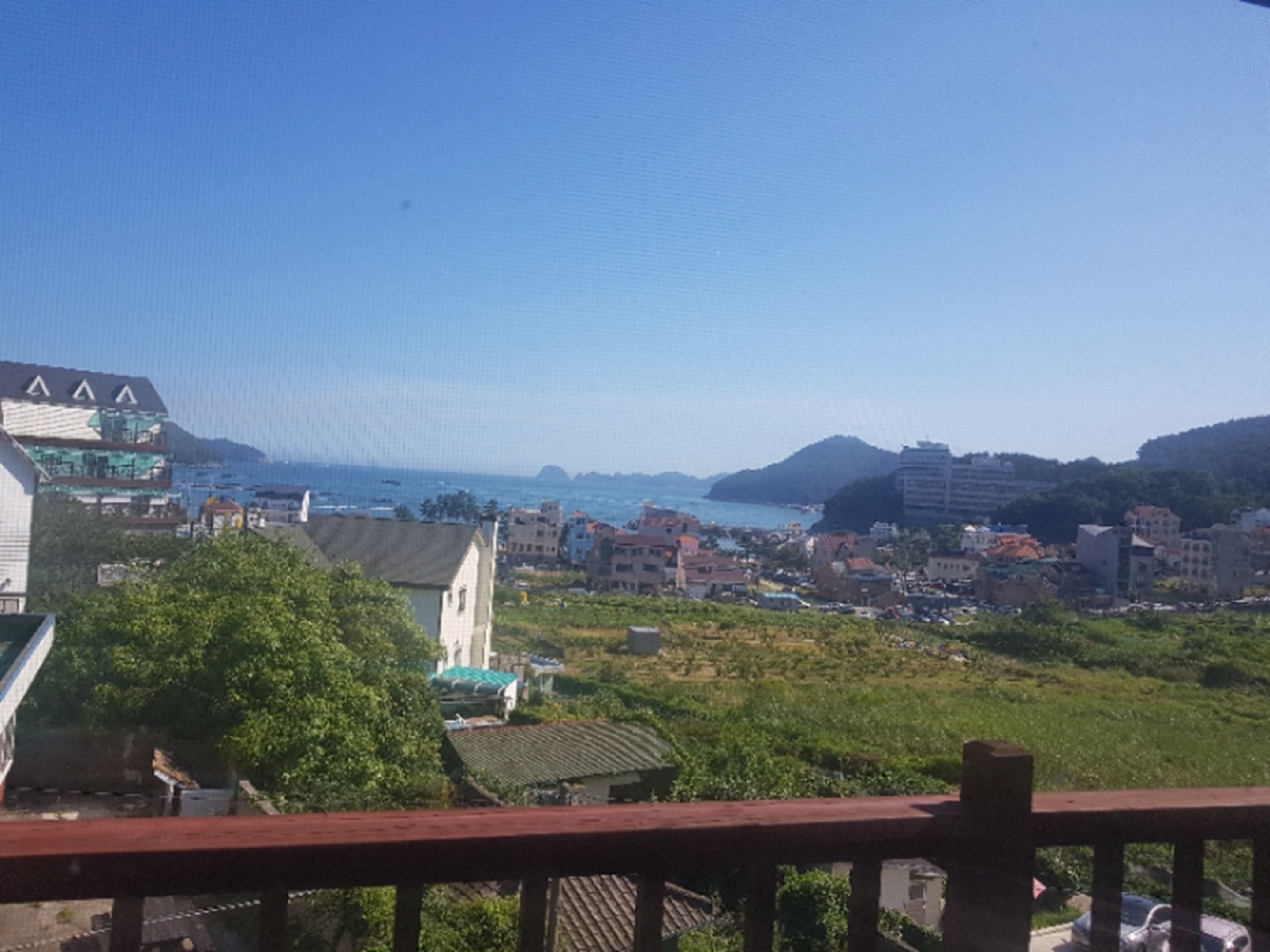 Un pueblo costero con edificios, una iglesia y vistas al mar.