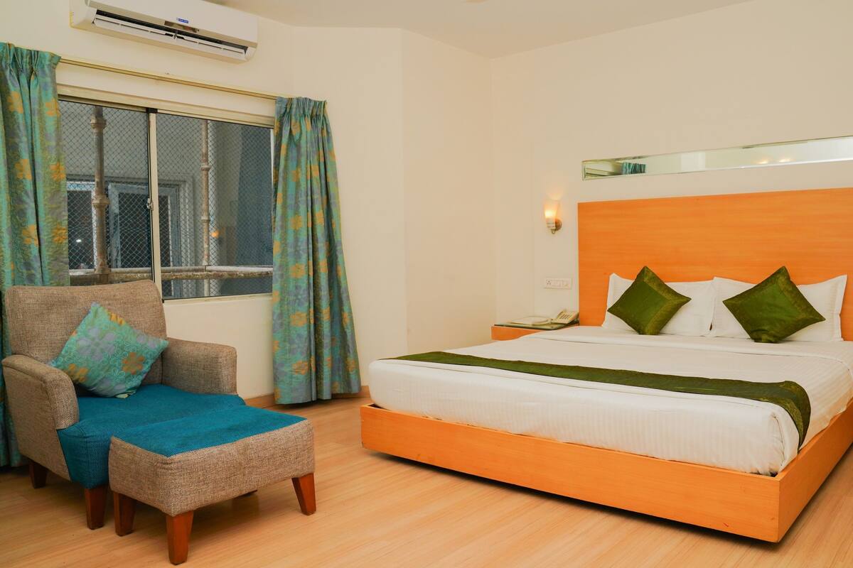 Standard Room, Multiple Beds, Non Smoking | Iron/ironing board, rollaway beds, free WiFi, bed sheets