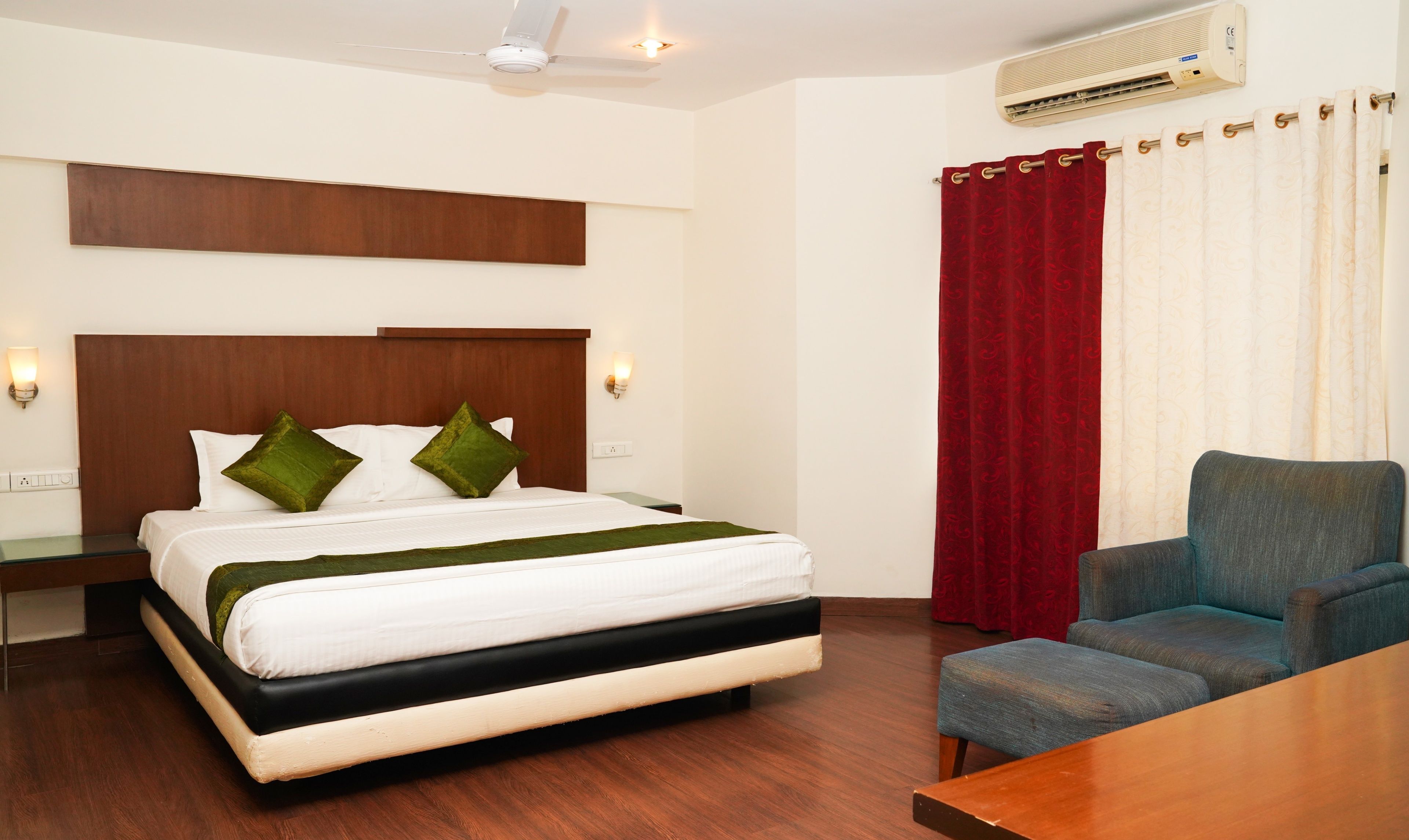 Premium Room, 1 King Bed, Non Smoking | Iron/ironing board, rollaway beds, free WiFi, bed sheets