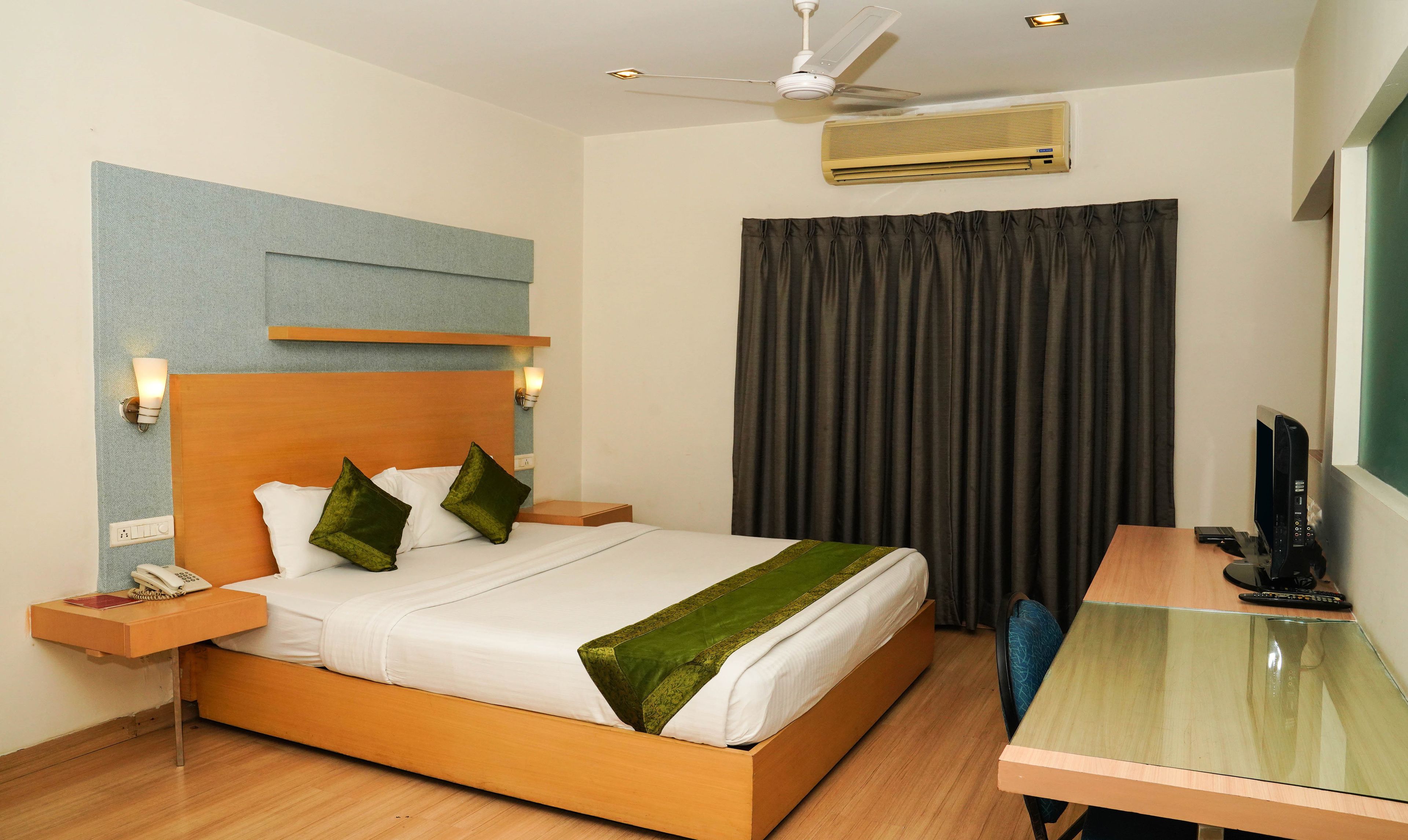 Deluxe Room, 1 King Bed, Non Smoking | Iron/ironing board, rollaway beds, free WiFi, bed sheets