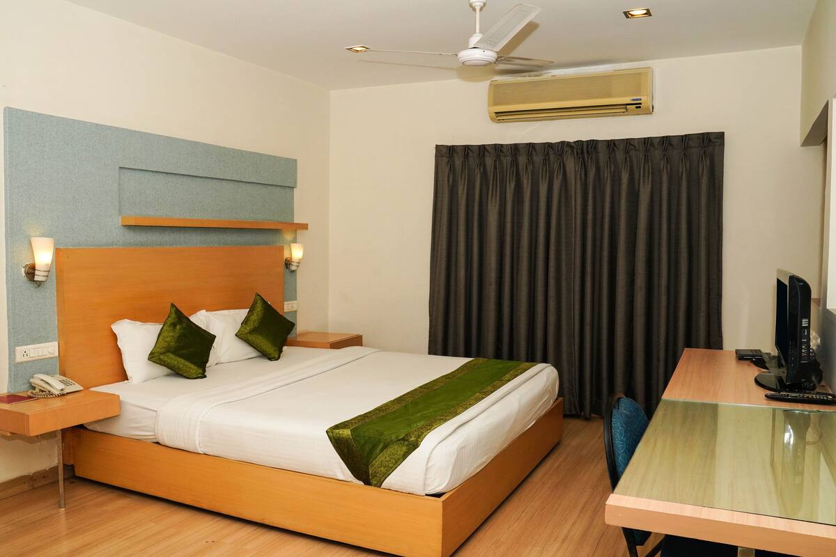 Deluxe Room, 1 King Bed, Non Smoking | Iron/ironing board, rollaway beds, free WiFi, bed sheets