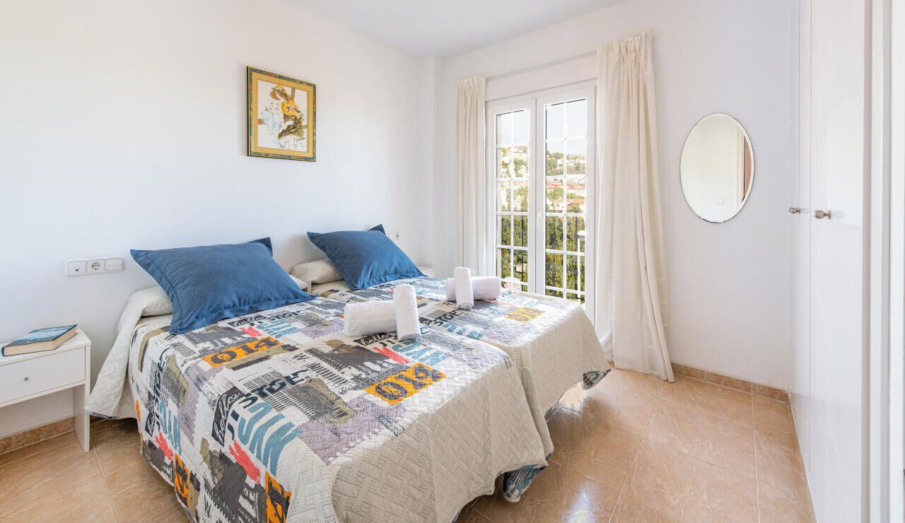 2 bedrooms, iron/ironing board (on request), cribs (surcharge)