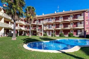 Una piscina al aire libre de temporada
