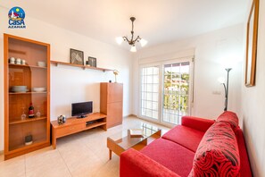 Apartamento, 2 habitaciones, vistas parciales al mar | Zona de estar | Una televisión de pantalla plana