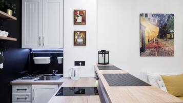 Deluxe Apartment | Dapur peribadi | Peti sejuk, dapur, cerek elektrik, kerusi tinggi