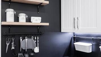 Peti sejuk, dapur, cerek elektrik, kerusi tinggi