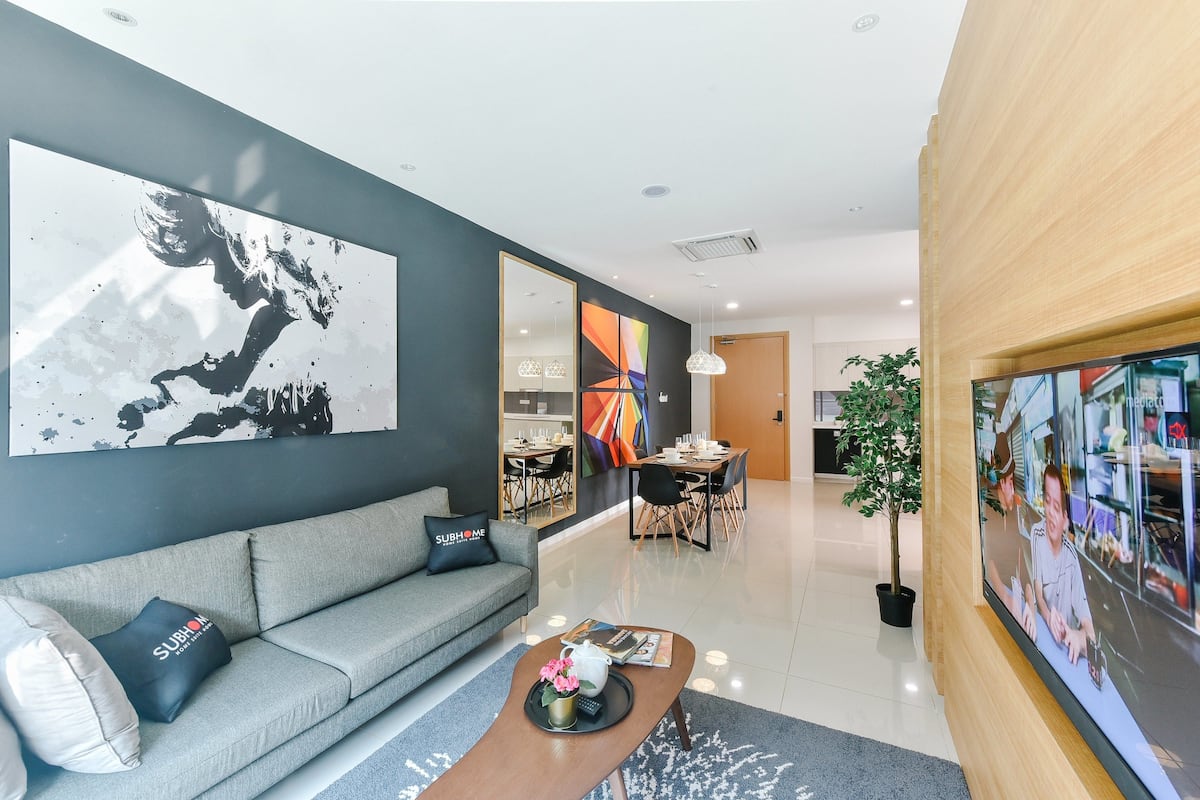 Suite, 3 habitaciones | Sala de estar | Televisión LCD