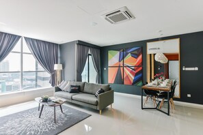 Una sala de estar moderna con sofá, una mesa de centro y una mesa de comedor.