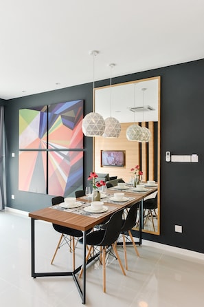 Suite, 2 chambres | Repas dans la chambre