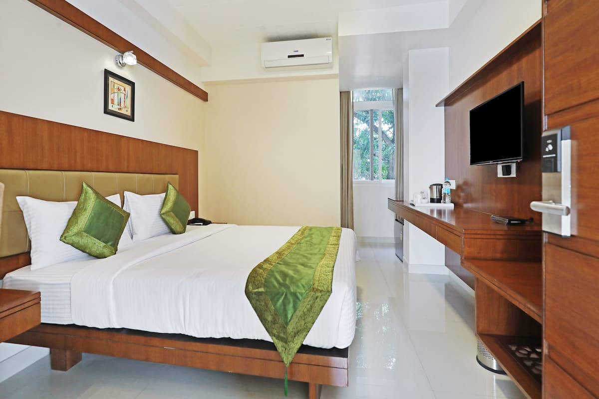 Standard Room | Desk, iron/ironing board (on request), WiFi (free), bed sheets