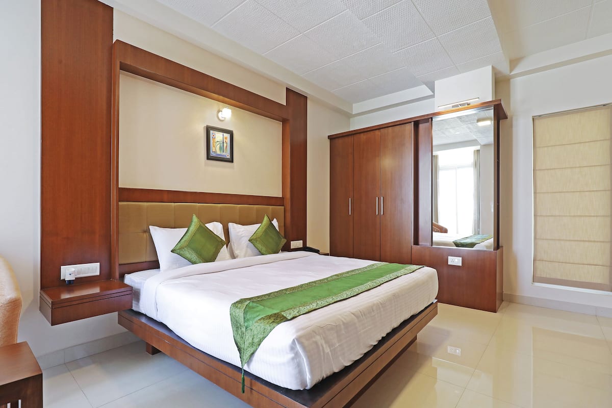 Deluxe Room | Desk, iron/ironing board (on request), WiFi (free), bed sheets