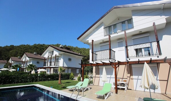 Außenpool, Sonnenschirme, Liegestühle