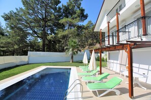 Kolam renang outdoor