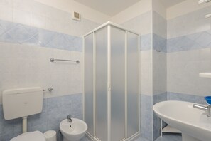 Apartemen, 1 kamar tidur, balkon | Kamar mandi | Shower dan kloset
