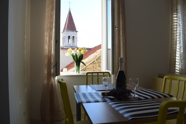 Apartment, 1 Bedroom | In-room dining