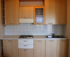 Full-sized fridge, microwave, stovetop, cookware/dishes/utensils - Residence Luna - Tipo B5 (Lignano Sabbiadoro)