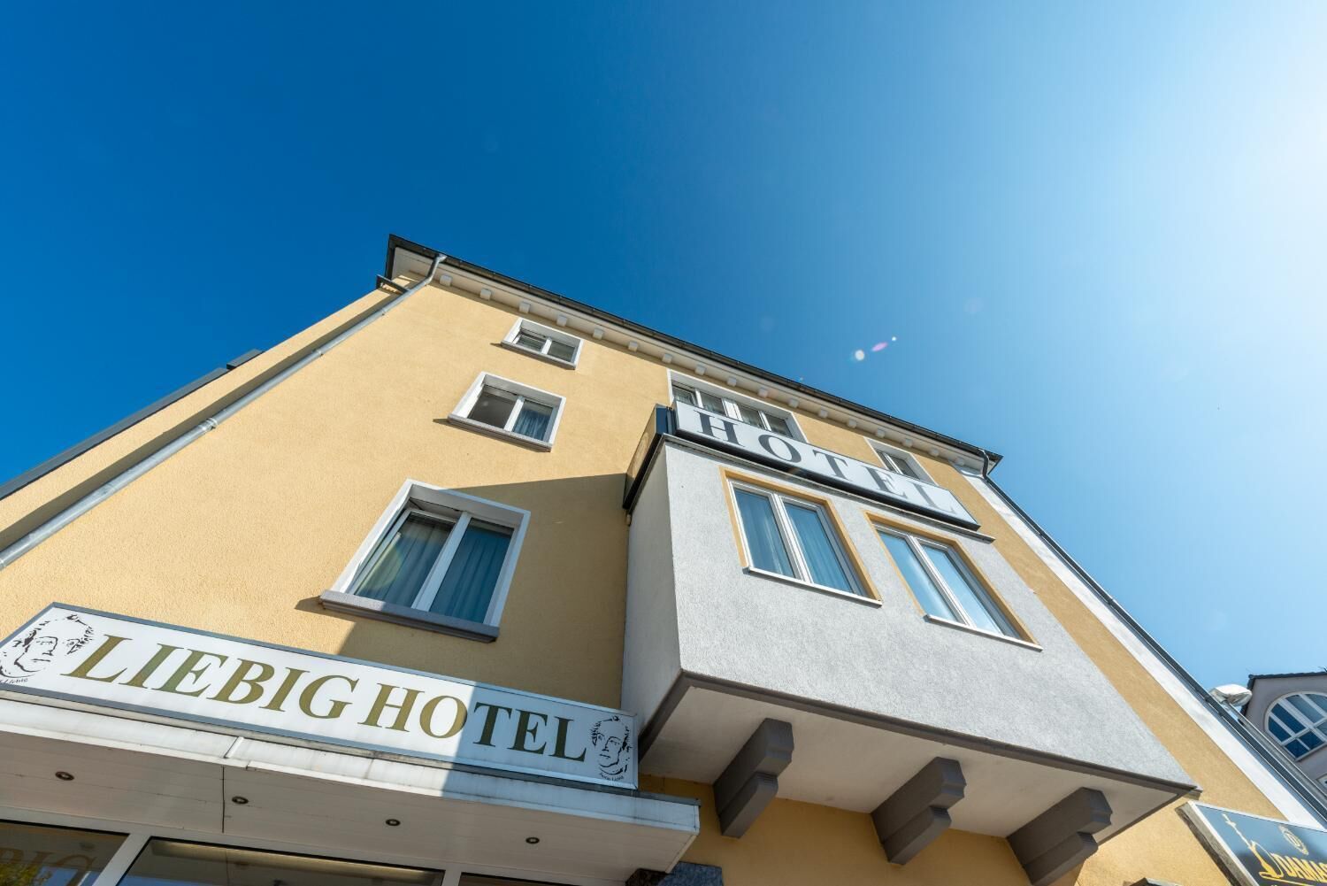 Un hotel con un letrero que dice "LIEBIG HOTEL" y un cartel que indica "HOTEL" encima.