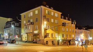 A multi-story hotel with a sign indicating it is a 'HOTEL'. - Liebig Hotel (Giessen)