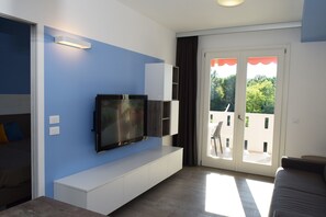 Appartement, 1 chambre, balcon, vue partielle sur la mer | Coin séjour | Télévision à écran plat de 23 pouces avec chaînes par satellite