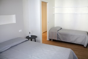 Appartement, 1 chambre, balcon, vue partielle sur la mer | 1 chambre, coffres-forts dans les chambres, lits bébé (en supplément)
