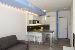 Apartment, 1 Schlafzimmer, Balkon, eingeschränkter Meerblick | Eigene Kochnische | Großer Kühlschrank, Mikrowelle, Herdplatte, Geschirrspüler