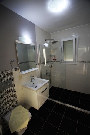Villa, non-fumeur | Salle de bain | Baignoire et douche séparées, baignoire profonde