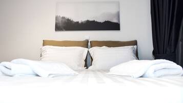 Apartment, 2 Bedrooms | 2 bedrooms, individually decorated, individually furnished, desk