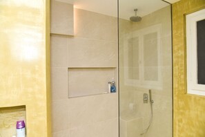 Appartamento, 2 camere da letto | Dotazioni del bagno | Doccia, set di cortesia gratuito, asciugacapelli, asciugamani