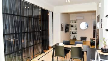 Apartamento, 2 habitaciones | Servicio de comidas en la habitación