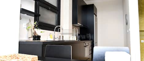 Departamento, 2 habitaciones | Cocina privada | Refrigerador con congelador, microondas, horno y parrilla de estufa
