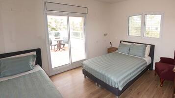 Tirai kedap cahaya, Wi-Fi gratis, dan seprai linen