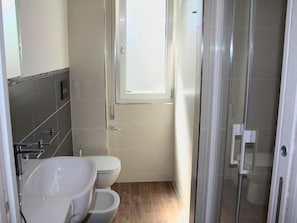 Apartment, 1 Bedroom, Balcony (E) | Bathroom
