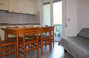 Frigorifero con congelatore, piano cottura, pentole/stoviglie/utensili