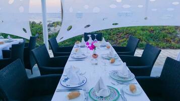 2 restaurants, spécialités Cuisine locale et internationale