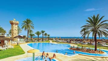 2 piscines extérieures, parasols de plage, chaises longues