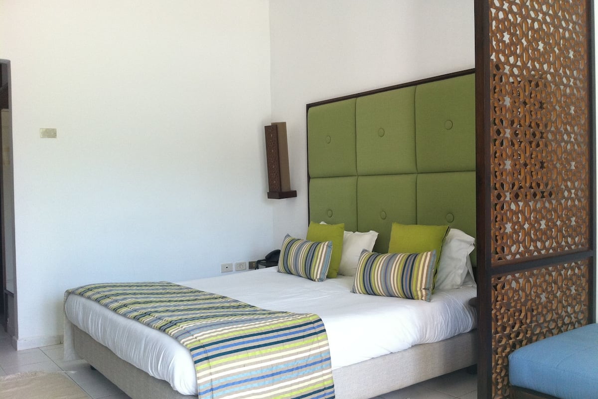 standard double or twin room | blackout curtains, iron/ironing board, bed sheets