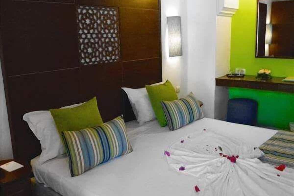 double room single use | blackout curtains, iron/ironing board, bed sheets