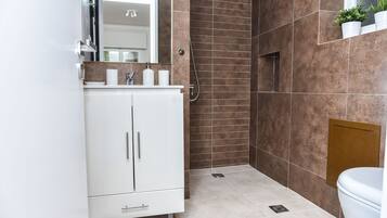 City Apartment, 1 Bedroom | Bathroom | Shower, hair dryer, towels