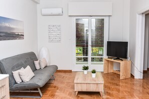 Departamento urbano, 1 habitación | Área de sala de estar | Televisión de pantalla plana 