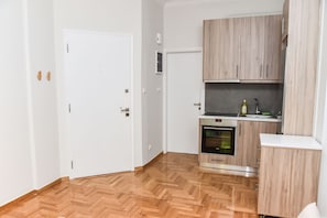 Departamento urbano, 1 habitación | Área de sala de estar | Televisión de pantalla plana 