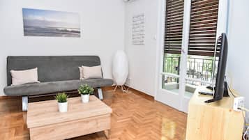 Apartamento urbano, 1 quarto | Área de estar | TV de tela plana