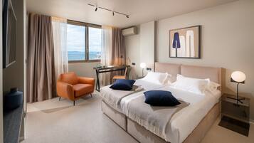 Quarto, 1 cama de casal ou 2 camas de solteiro, vista para o mar | Frigobar, escrivaninha, espaço de trabalho para notebook