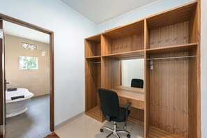 A room with a wooden wardrobe, a desk, and a chair. - Liam Private Villa (Sukawati)