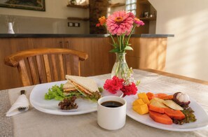 Daily continental breakfast for a fee - Liam Private Villa (Sukawati)