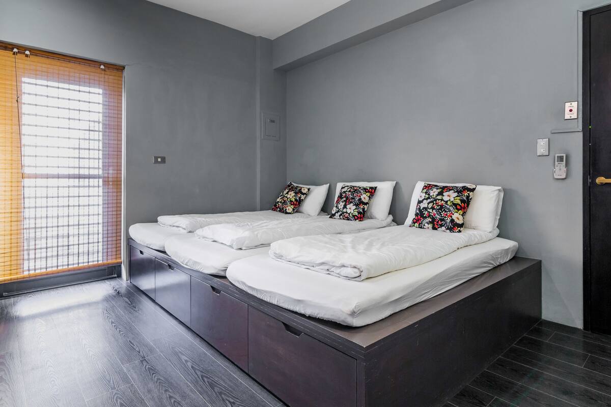 Luxe beddengoed, een bureau, geluiddichte muren, gratis wifi